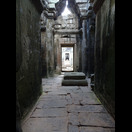 Von den vier Eingängen des Preah Khan kann man über den zentralen Stupa durch den gesamten Tempel sehen
